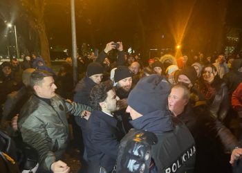 (VIDEO) Abazović među demonstrantima ispred RTCG: Nema izborne volje bez URE
