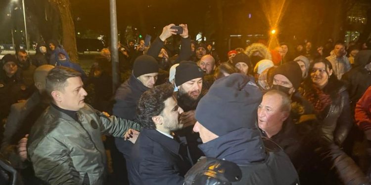 (VIDEO) Abazović među demonstrantima ispred RTCG: Nema izborne volje bez URE
