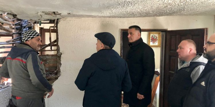 Gradonačelnik Novog Pazara obišao porodicu Agović kojoj je juče izgorjela kuća
