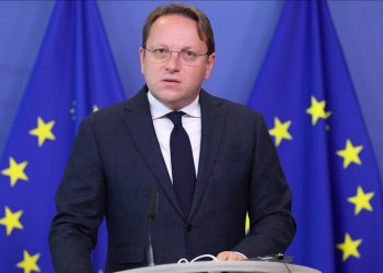 Evropski komesar Varhelji: Izglasavanje ustavnih promjena važan korak na putu Srbije ka EU