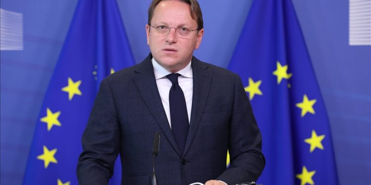 Evropski komesar Varhelji: Izglasavanje ustavnih promjena važan korak na putu Srbije ka EU