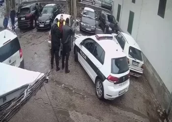 (VIDEO) Komandir policijskih specijalaca u Sarajevu tukao zaposlenog na parkingu