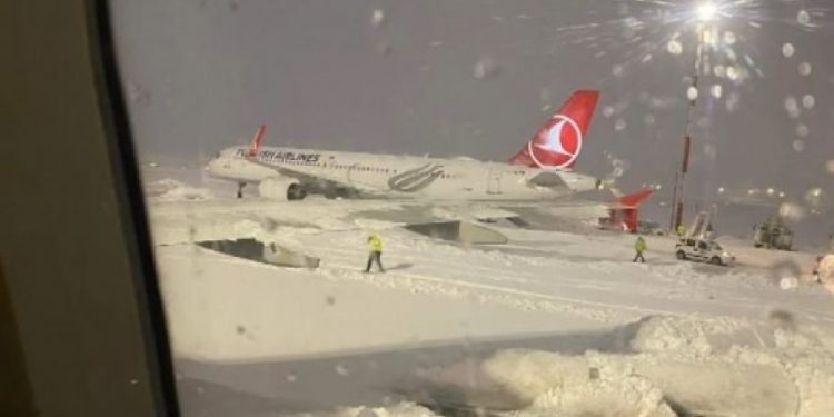 Ljekar iz Sarajeva spasavao živote putnicima u zavejanom avionu u Istambulu