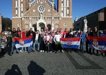 (VIDEO): Navijači Srbije i Hrvatske druže se pred večerašnju utakmicu u Segedinu