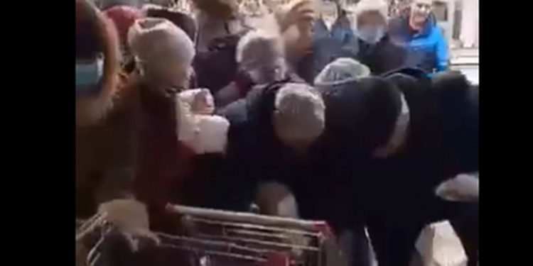 (VIDEO) Bitka za šećer u ruskom supermarketu