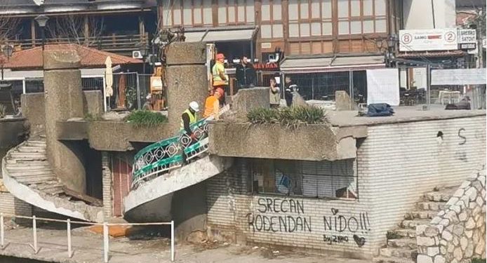 Srušen javni WC u Novom Pazaru, urediće se korito Raške