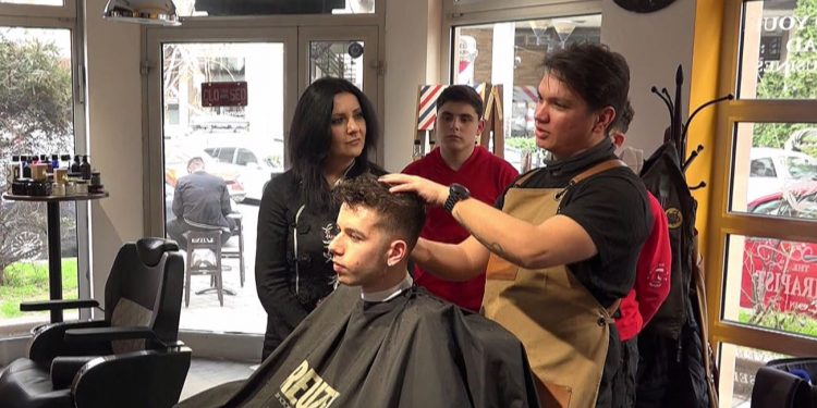 Ermin čiji su roditelji iz Tutina, uspješan frizer u Skoplju