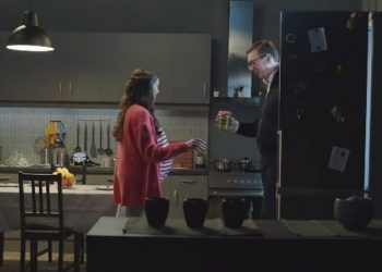 ( VIDEO ) U predizbornom spotu Vučić izlazi iz frižidera