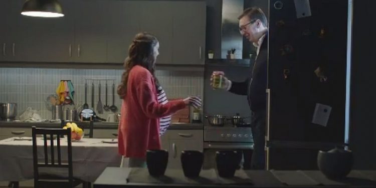 ( VIDEO ) U predizbornom spotu Vučić izlazi iz frižidera