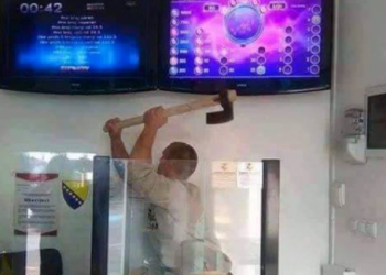 Sjekirom izlomio aparat na kome je izgubio novac u kladionici