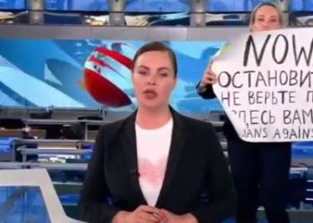 ( VIDEO) U Dnevnik ruske državne televizije upala novinarka sa transparentom protiv invazije na Ukrajinu