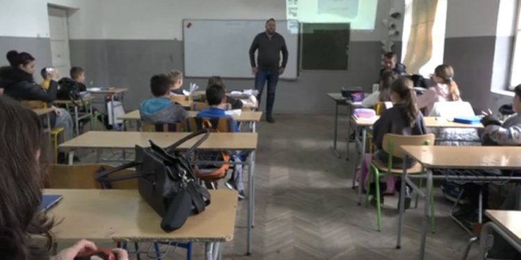 (VIDEO) Komunalni inspektori uče osnovce o zaštiti životne sredine