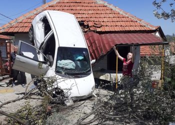 Automobil završio na krovu kuće
