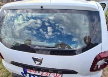 Na policijsko vozilo na Jarinju bačena eksplozivna naprava