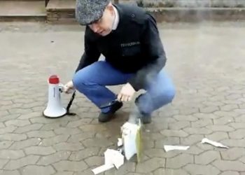 (VIDEO) Desničar svakodnevno pali Kurane u muslimanskim kvartovima u Švedskoj uz zaštitu policije