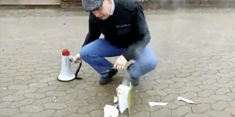 (VIDEO) Desničar svakodnevno pali Kurane u muslimanskim kvartovima u Švedskoj uz zaštitu policije