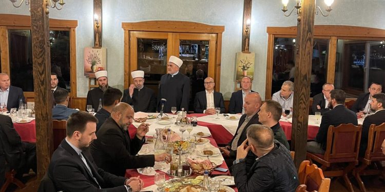 Gradonačelnik Novog Sada na iftaru sa muftijom Dudićem