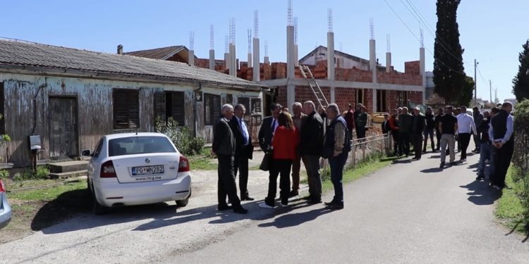 (VIDEO) Pored dozvole, izgradnju džamije u ulcinjskom naselju Štoj ometaju i mještani