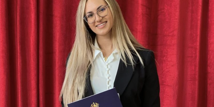 Elma Selimi iz Tutina najbolji student Medicinskog fakulteta Priština sa sjedištem u Kosovskoj Mitrovici