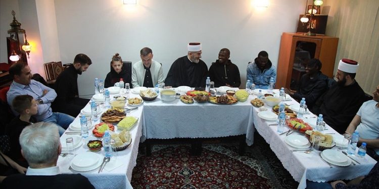 Muftija Beogradski Mustafa Jusufspahić priredio iftar igračima Zvezde i Partizana