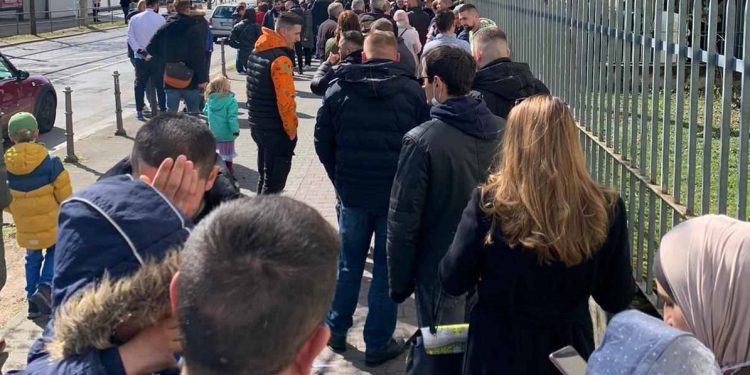Gužve za glasanje ispred diplomatsko-konzularnih predstavništava Srbije u inostranstvu