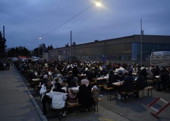 (FOTO) Bošnjaci Beča organizovali zajednički iftar na otvorenom