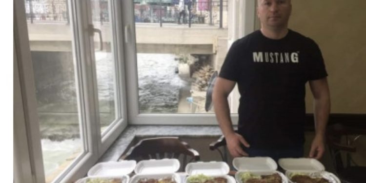 Rožajac Munir Balota za ramazan podijelio 1 200 iftara