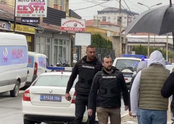 Otac pucao na sina pa se zabarakadirao u kući i prijeti da će se raznijeti bombom