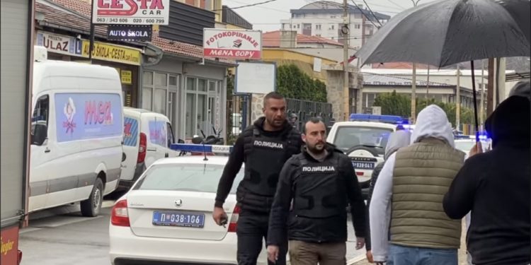 Otac pucao na sina pa se zabarakadirao u kući i prijeti da će se raznijeti bombom