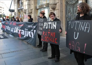 Žene u crnom održale protest zbog agresije Rusije na Ukrajinu u Knez Mihajlovoj ulici