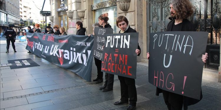 Žene u crnom održale protest zbog agresije Rusije na Ukrajinu u Knez Mihajlovoj ulici