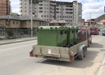 (VIDEO) U gradu Tutinu uklanjaju se stari i postavljaju novi kontejneri
