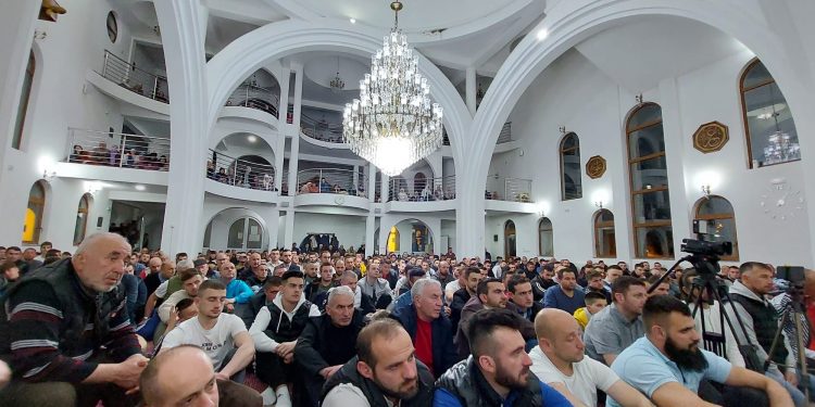 Noćni namaz u Tutinu-trenutno u Sultan Fatih džamiji