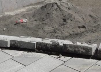 (VIDEO) Ponovo vandalizam na tutinskom trgu, ovaj put oštećeni ivičnjaci i kanali za odvod