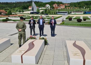 Delegacija SDA Sandžaka na Akademiji sjećanja na Džafera Devu, odali počast i Ademu Jašariju i Šabanu Poluži