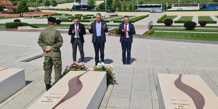 Delegacija SDA Sandžaka na Akademiji sjećanja na Džafera Devu, odali počast i Ademu Jašariju i Šabanu Poluži