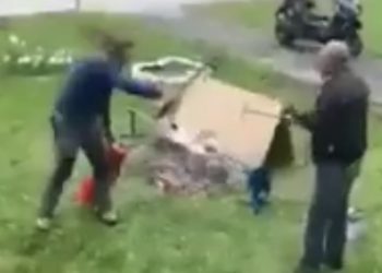 (VIDEO) Bosanac okrenuo jagnje u dvorištu, komšija Nijemac gasio protivpožanim aparatom