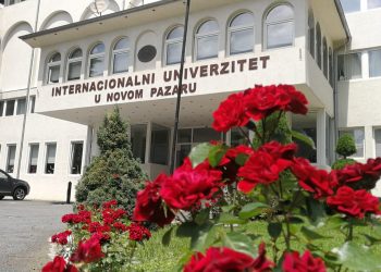 Obezbjeđivanje univerziteta vrše osobe raspoređene od Islamske zajednice kao osnivača