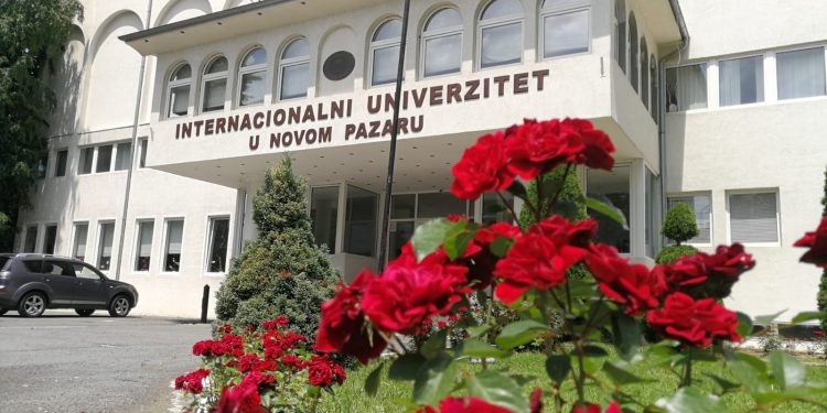 Obezbjeđivanje univerziteta vrše osobe raspoređene od Islamske zajednice kao osnivača