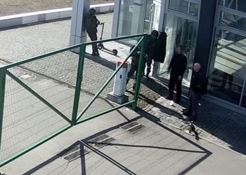 (VIDEO) Uznemirujuće: Ruski vojnici ubijaju dva nenaoružana civila