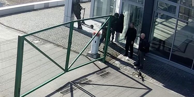 (VIDEO) Uznemirujuće: Ruski vojnici ubijaju dva nenaoružana civila