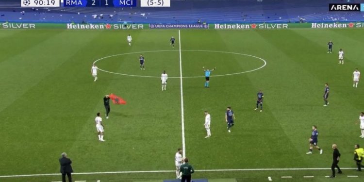 (VIDEO) Navijač sa albanskom zastavom utrčao na utakmicu Real Madrid-Mančester Siti