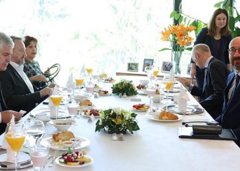 Michel sa Izetbegovićem i Čovićem: EU želi pomoći BiH da ubrza reforme