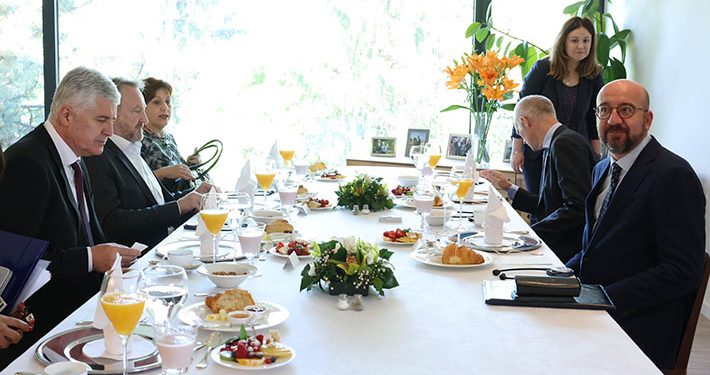 Michel sa Izetbegovićem i Čovićem: EU želi pomoći BiH da ubrza reforme