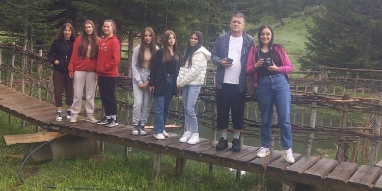 (FOTO) Učenici O.Š. Vuk Karadžić obišli mojstirski kraj