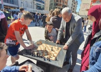 (VIDEO) Učenici OŠ Vuk Karadžić aktivnostima na trgu obilježili “Maj mjesec matematike”