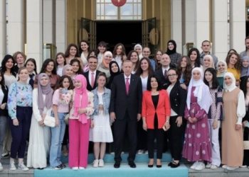 (FOTO) U Predsjedničkoj palati, Erdogan primio učenike iz Novog Pazara