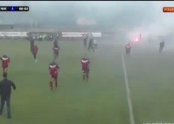 (VIDEO) Navijači Ibra ušli na teren i napali igrače Nikšića