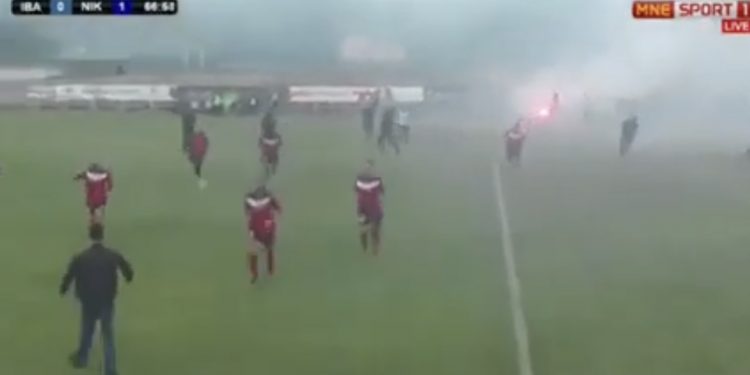 (VIDEO) Navijači Ibra ušli na teren i napali igrače Nikšića
