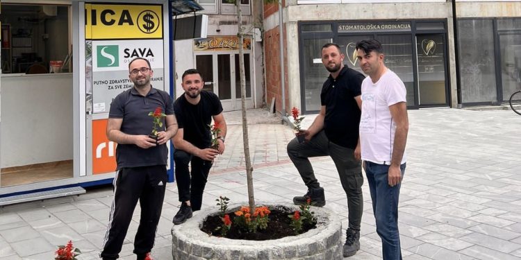 Članovi Asocijacije mladih SDA zasadili cvijeće na tutinskom trgu